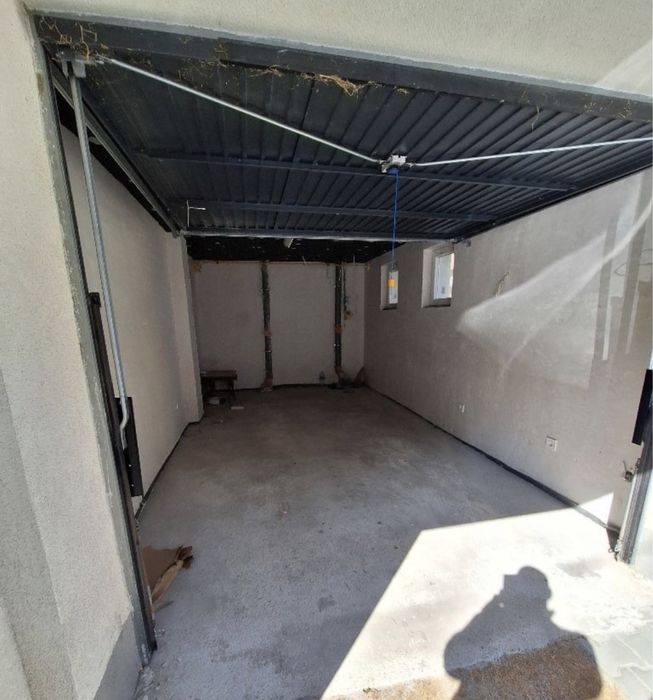 Гараж на Партер с ток и вода и канал