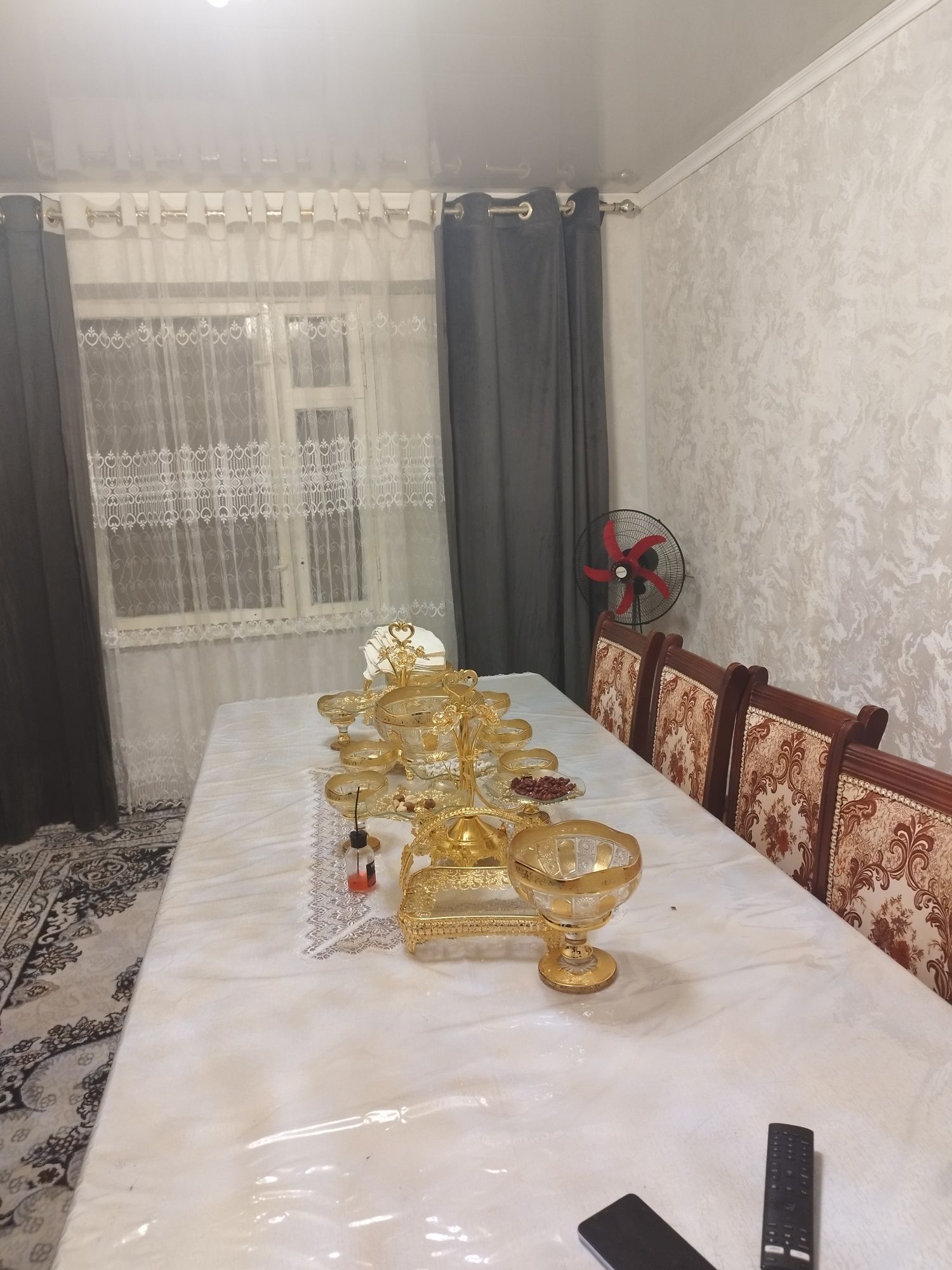 Дом сотилади.3хонали 4 хона килинган.4 Чи этаж.ипатека хам берилади