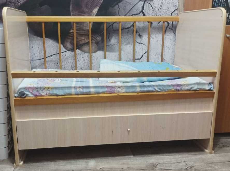 Стульчик детский  и кровать