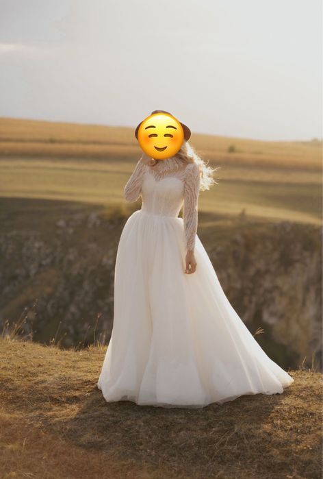Rochie de mireasă elegantă, cu mâneci lungi și detalii strălucitoare