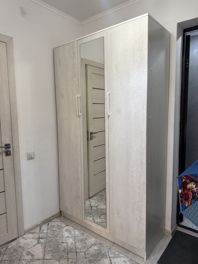 Продается шкаф с зеркалом