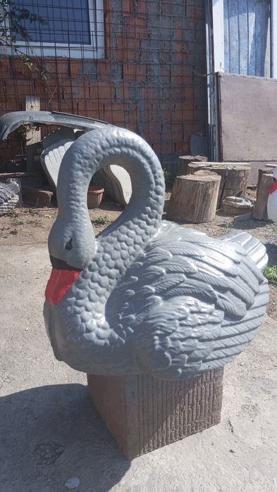 Vând ghiveci din beton in forma de lebădă