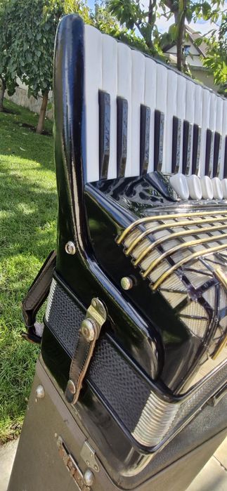 Vând acordeon Hohner Atlantic de Luxe 4 cu 120 basi negru