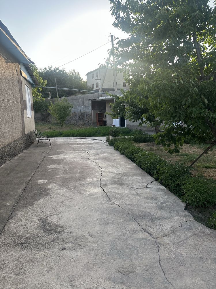 Uydan 20 metr tepada kotta moshina yo’l o’tgan juda qulay