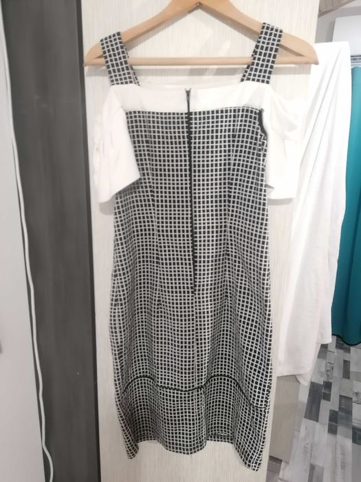 Продавам рокля на фирма Луси Lucy без следи на употреба