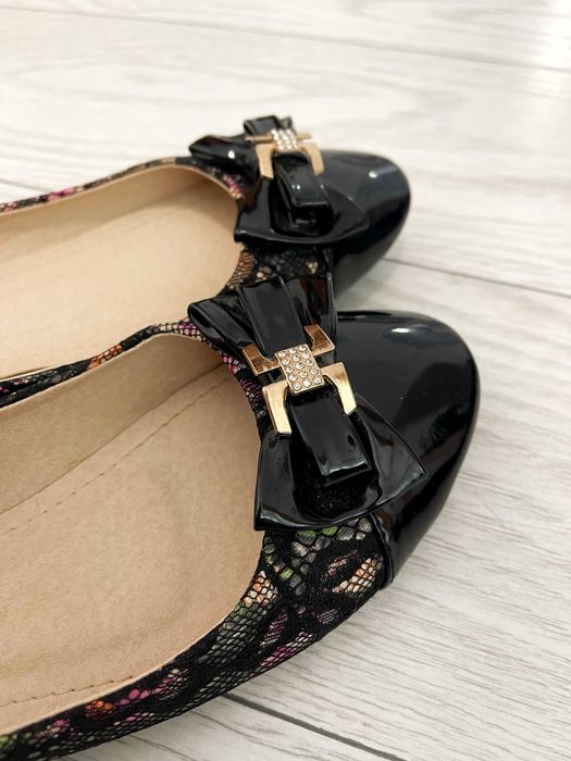 Balerini cu fundiță și decorațiuni florale laterale