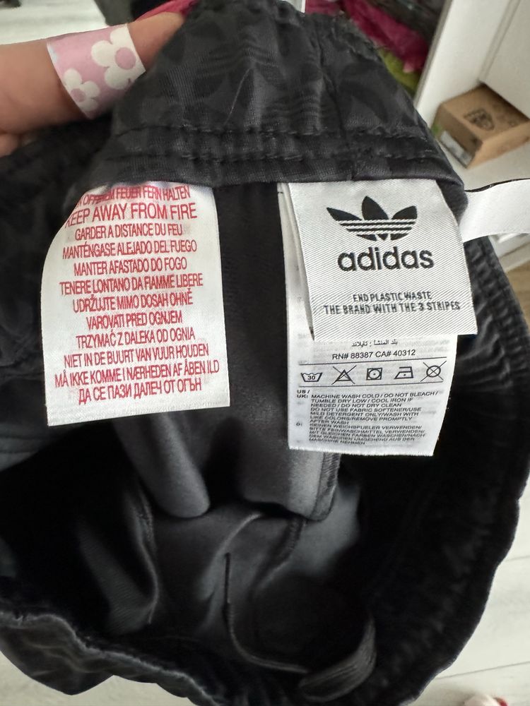 Pantaloni Adidas noi