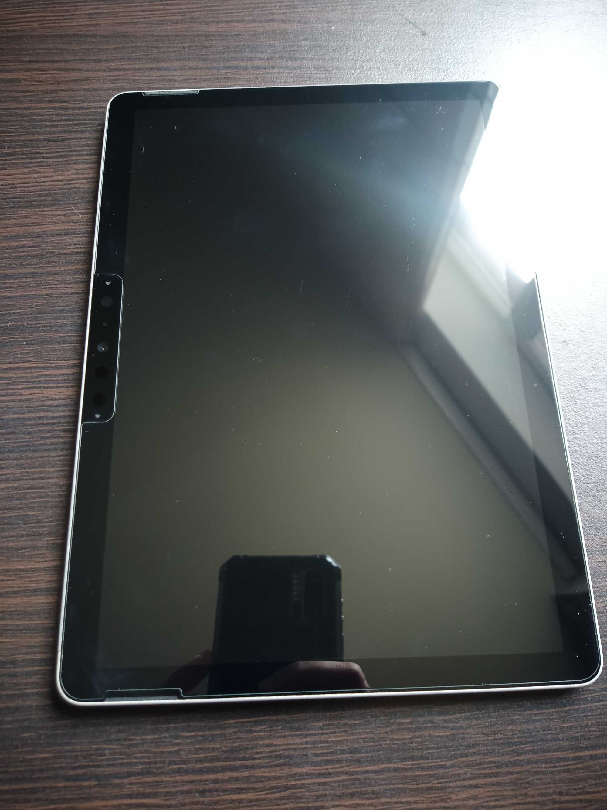 Surface Go 2 + Стъклен протектор + клавиатура.