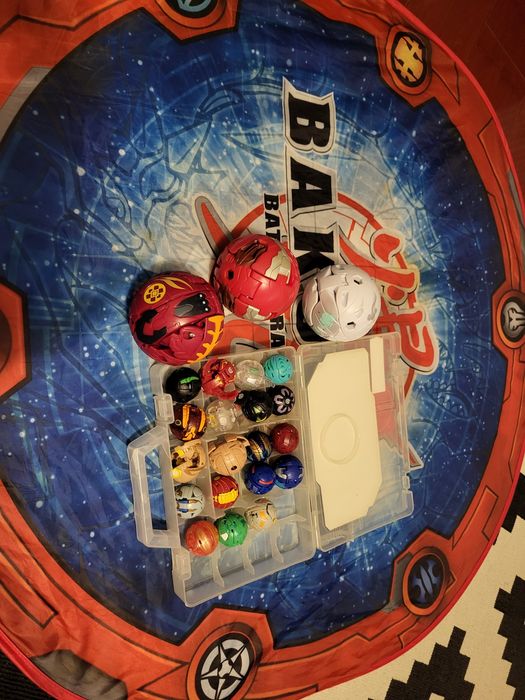 Set bakugan battle brawlers cu cutie si pistă joaca
