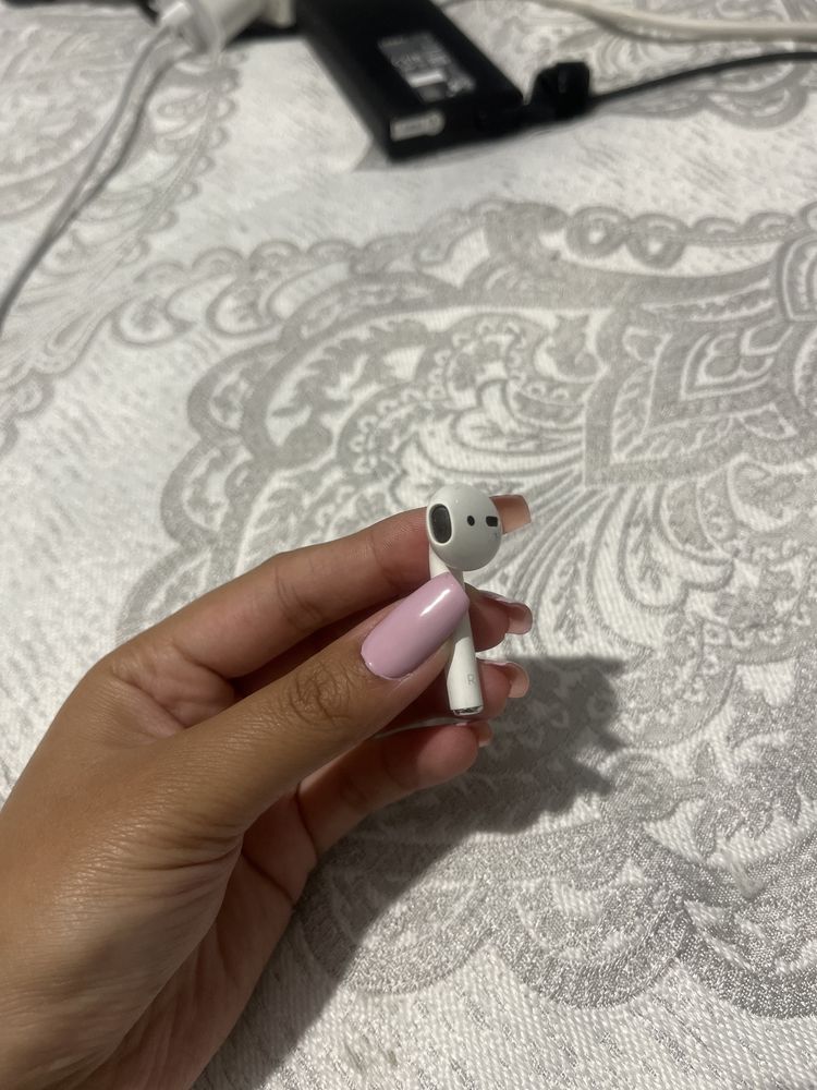 Один правый наушник Airpods 1