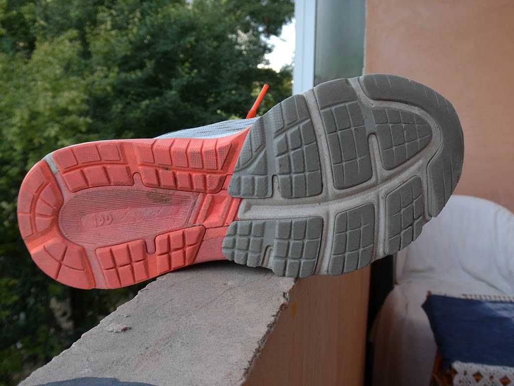 продавам дамски маратонки asics gt 1000,номер 37,стелка 23см.