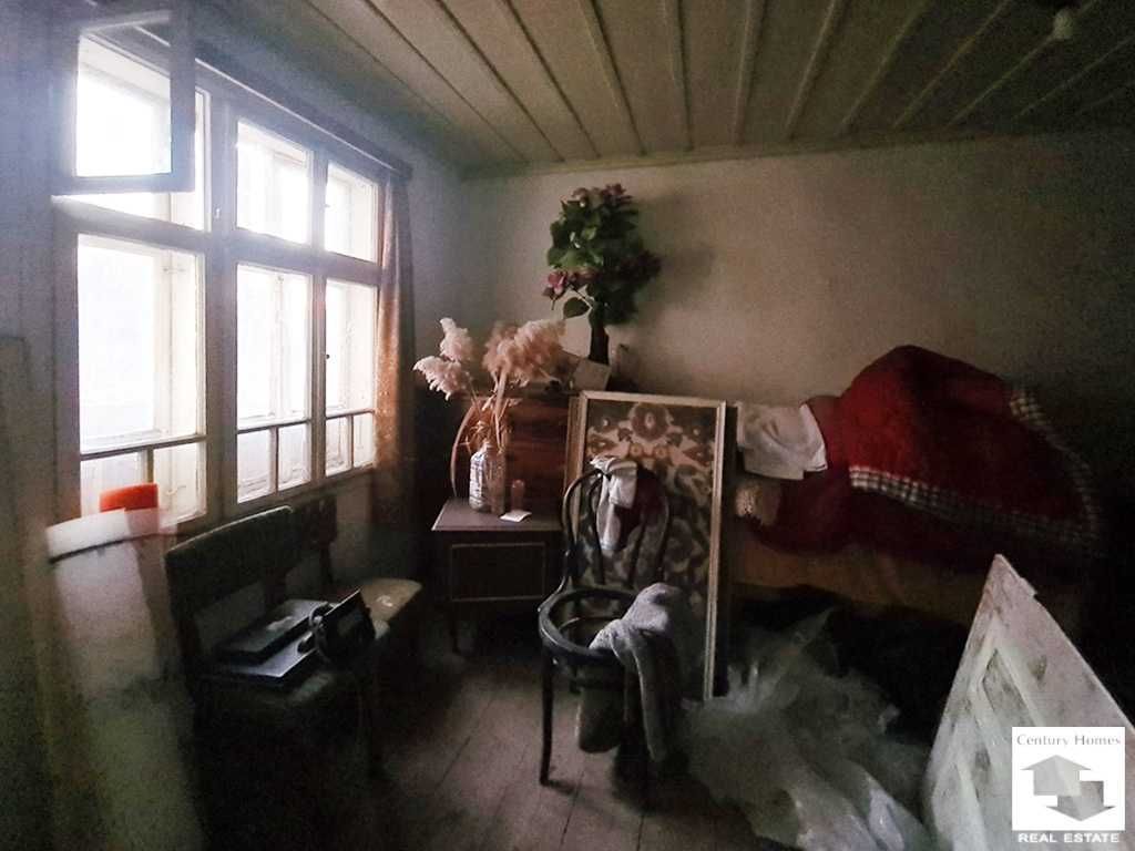 116209 Едноетажна тухлена къща с гараж и кладенец в с. Хотница