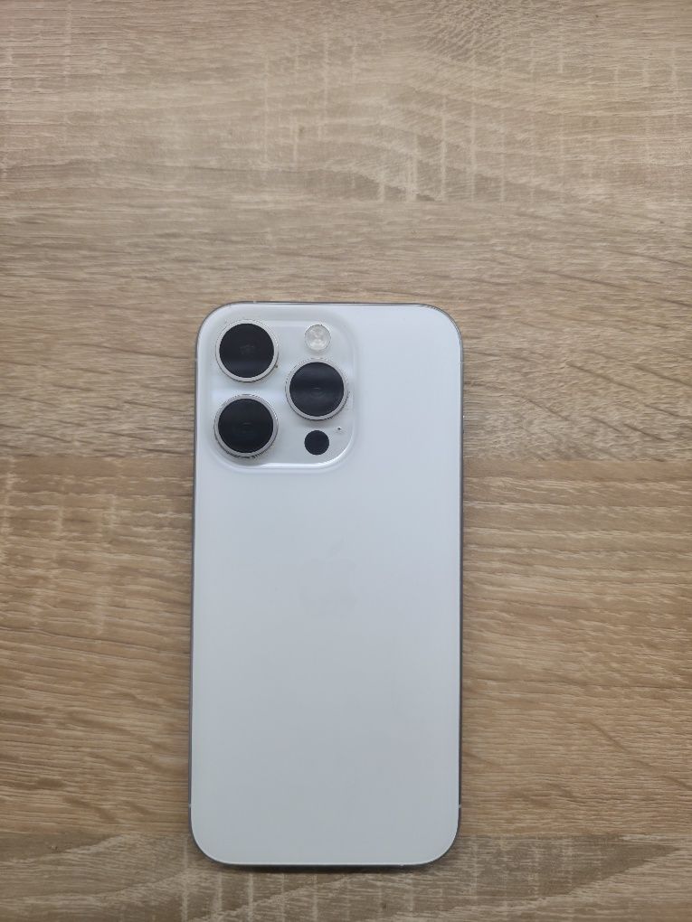 iPhone 15 Pro 128GB Бял 
Телефонът е в отлично състояние, ба