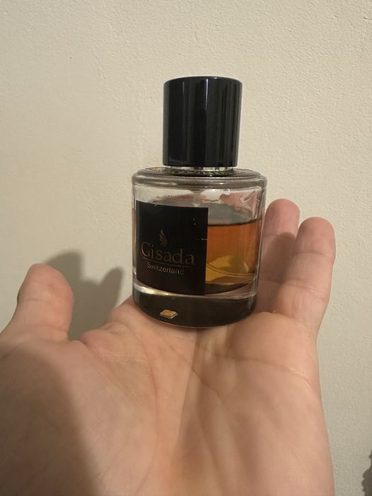 Vand colectie personala de parfumuri