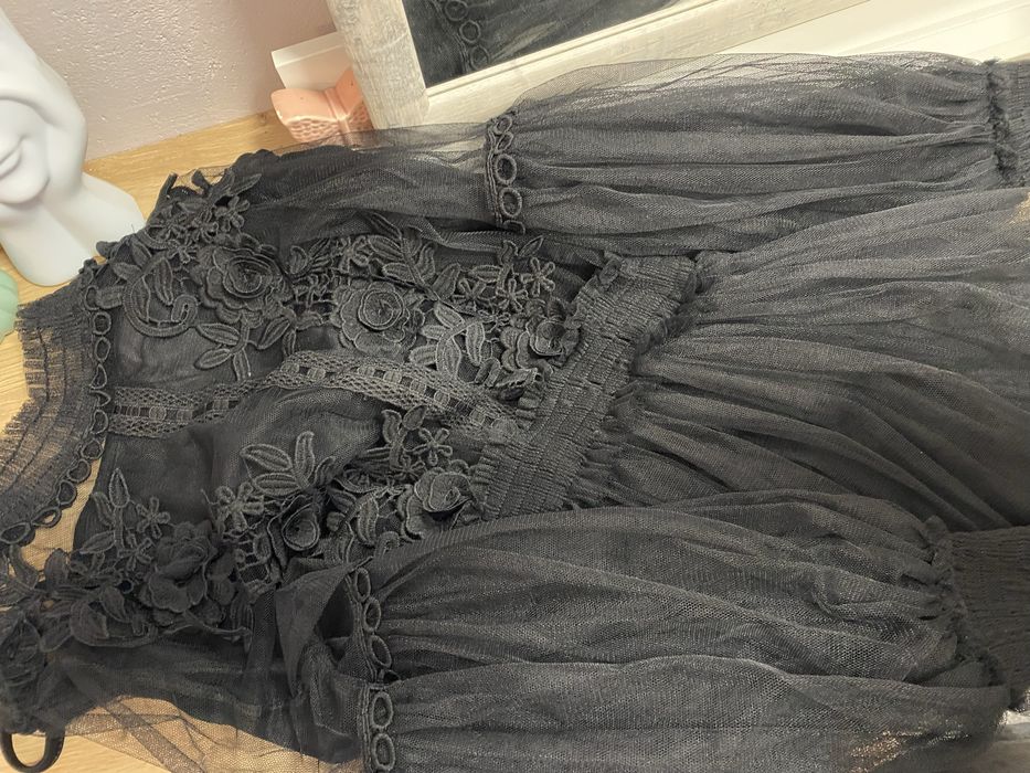 Красива черна рокля за слабо момиче .