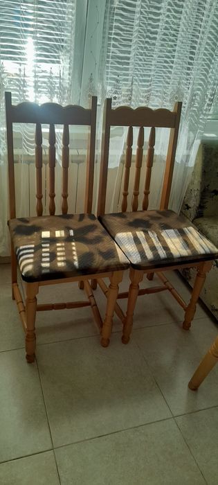 Столове за трапезария 4 бр.масивни ,здрави ,използвани ,40лв.бр.