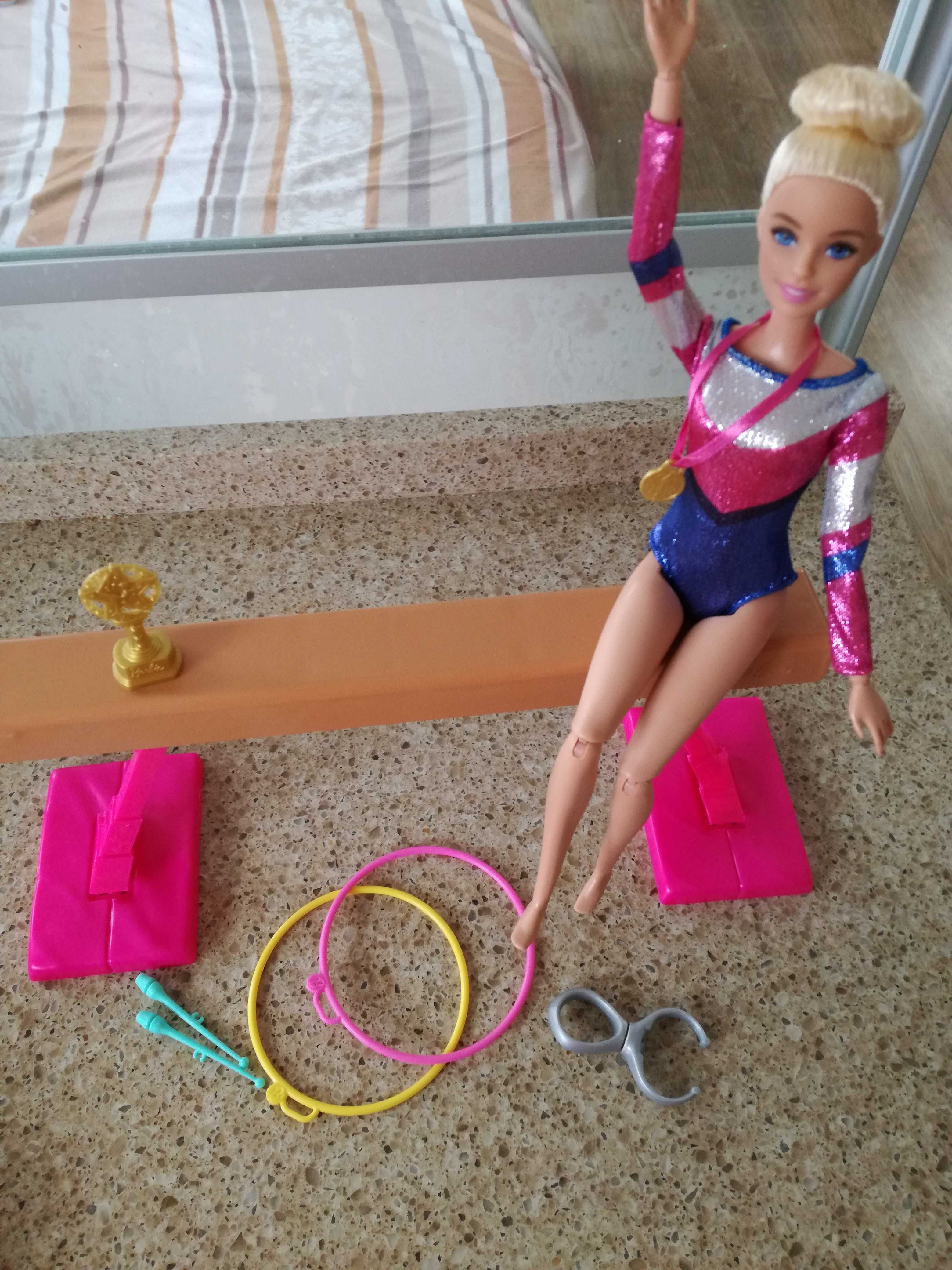 Papusa Barbie gimansta cu accesorii