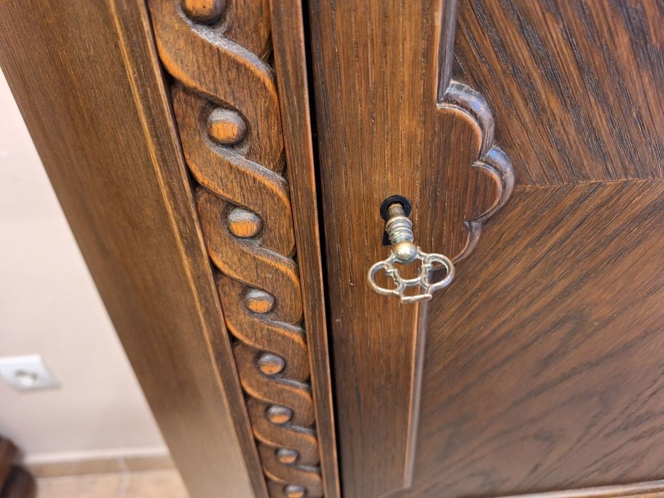 Винтидж ъглов шкаф с богата дърворезба