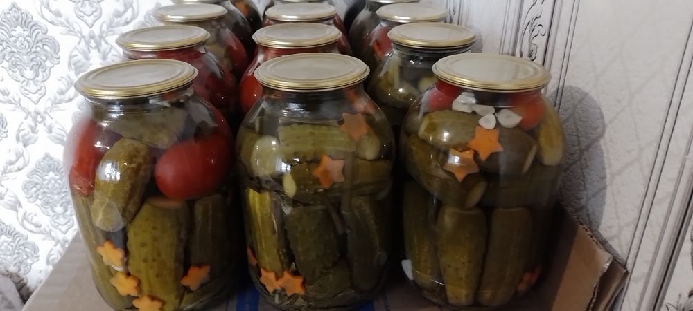 Соления, огурцы, помидоры.