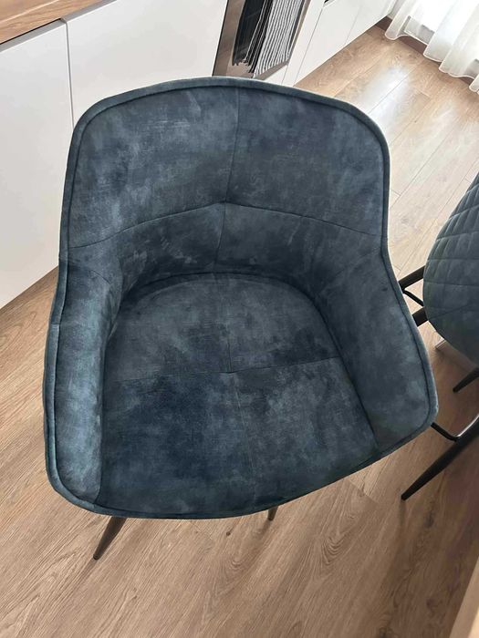 Doua scaune albastre de catifea de bar montate