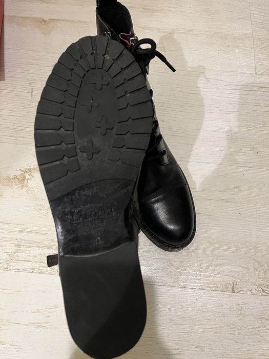 Обувки и боти по 20 лв.