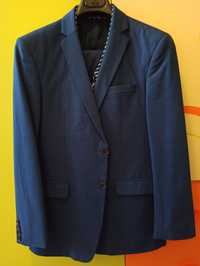 костюмы мужские 46 размера черный и синего цвета