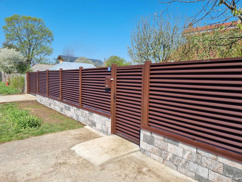 Porti si garduri metalice tip jaluzea Maro Ral 8017