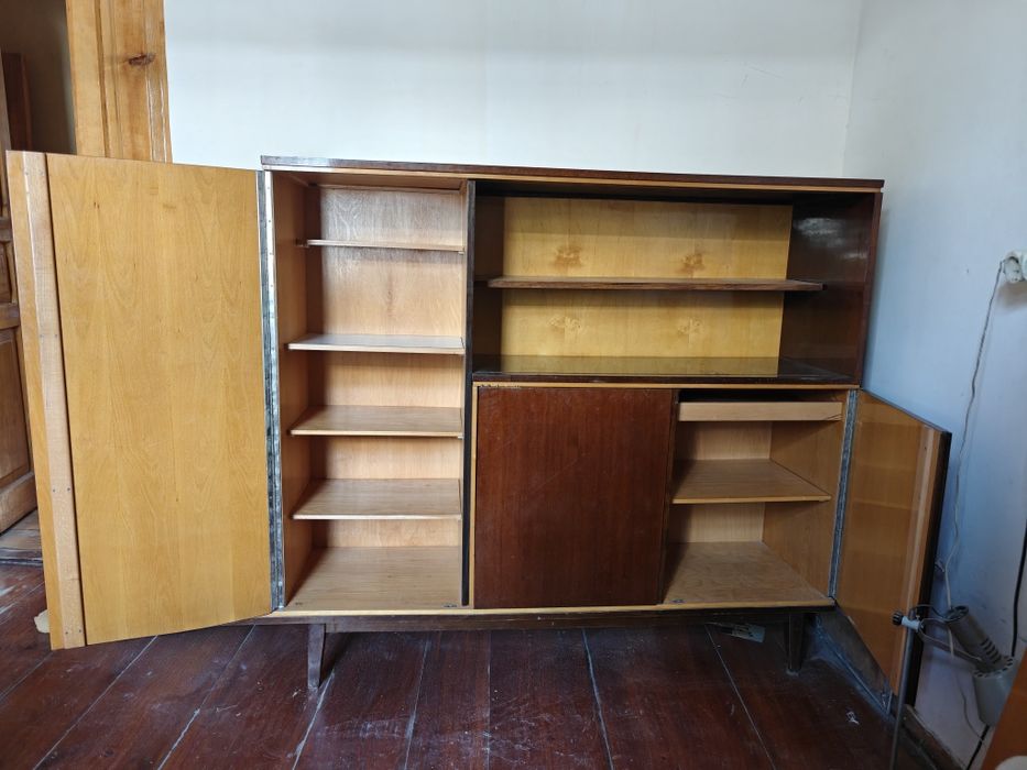 Продам сервант-шкаф