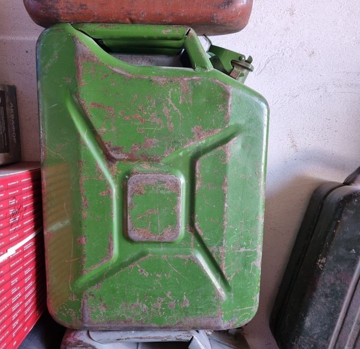 Продам канистры железные