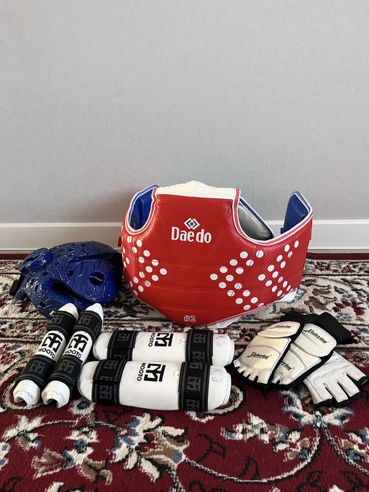 Щитки, перчатки, защита стоп, защита корпуса, шлем для тхэквондо