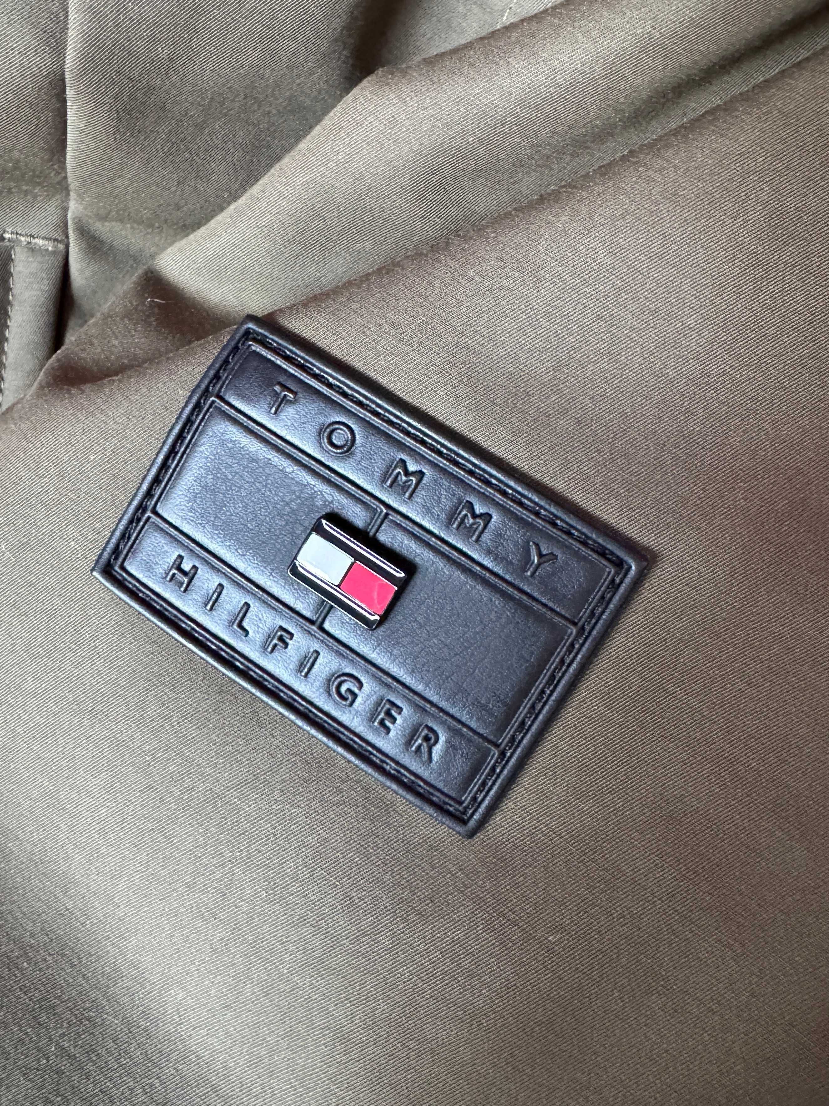 Vând geacă parka Tommy Hilfiger cu puf, NOUĂ și ORIGINALĂ, mărimea M