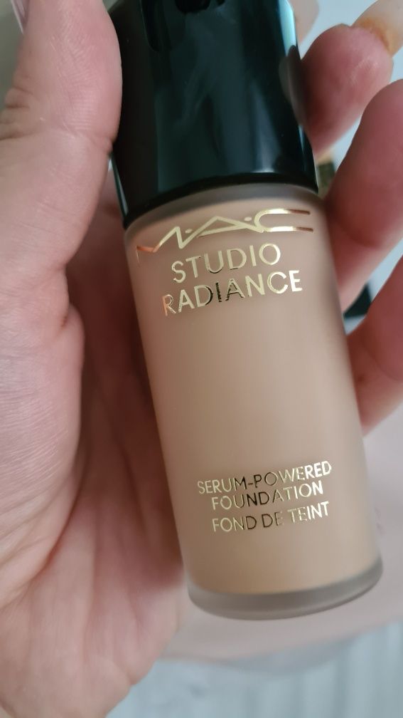 Fond de ten Mac  Studio Radiance serum-powder
