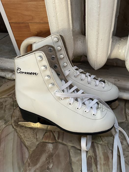 Коньки белого цвета в хорошем состоянии