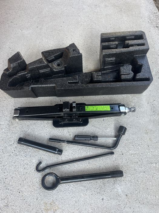 Кейс с крик, ключ за гуми и инструменти за Киа Соренто 2015-2019г.