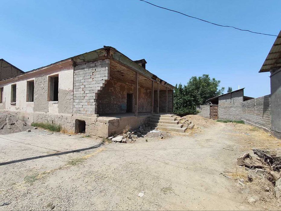 Ер уй сотилади, 3 та уй курса булади, 7 сотих, Иппадромга 8 км.