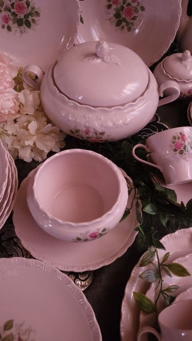 Немски сервиз за хранене и кафе Hutschenreuther.  Розов порцелан