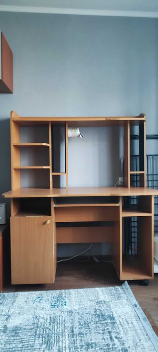 Отдам компьютерный стол за шоколадку.