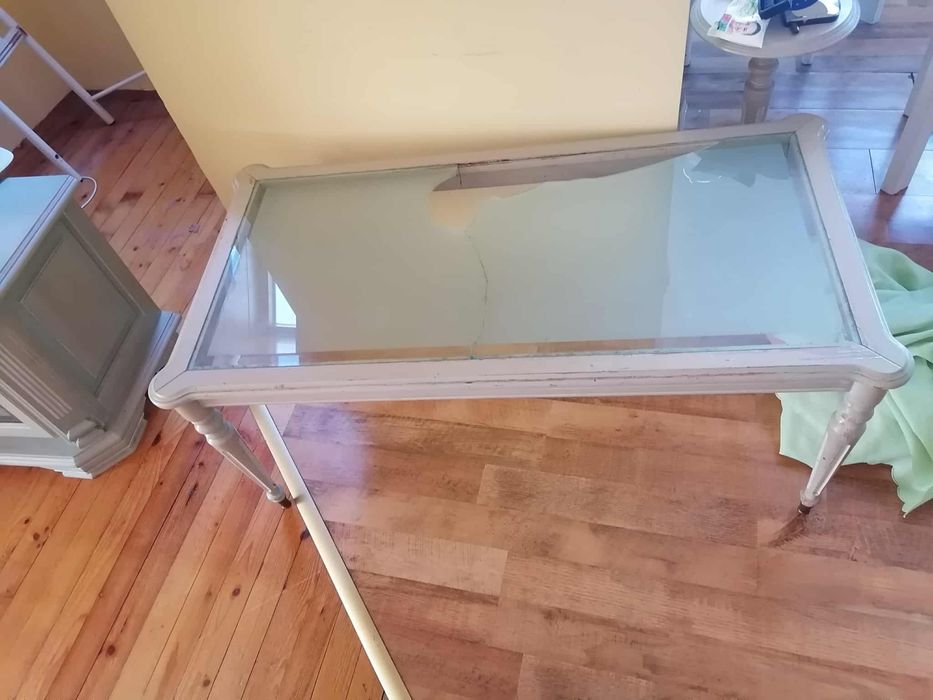 Скрин , маса и витрина