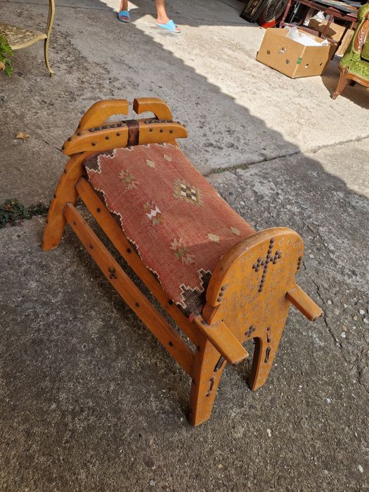 Чудесна антикварна табуретка тип камилско седло