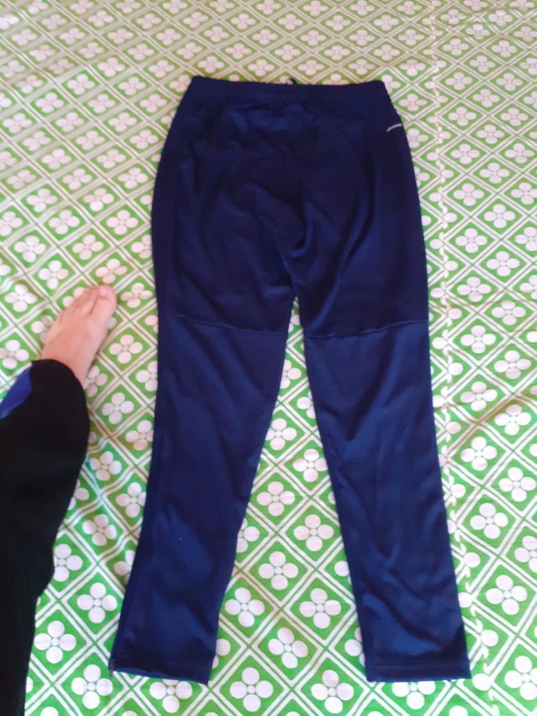 Pantaloni trenig marca adidas mărime M culoare albastru