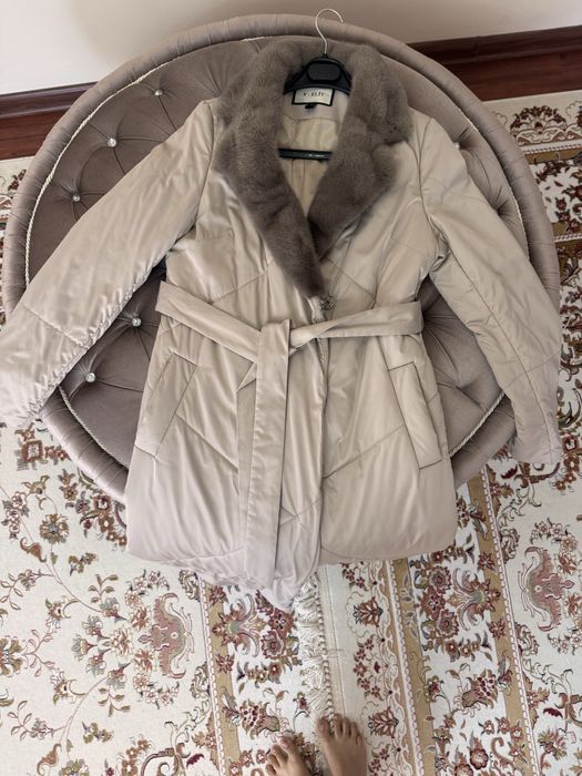 Пуховик из верблюжьей шерсти с норковым воротником