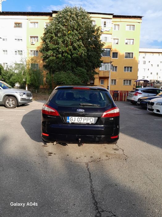 Vând Ford mondeo