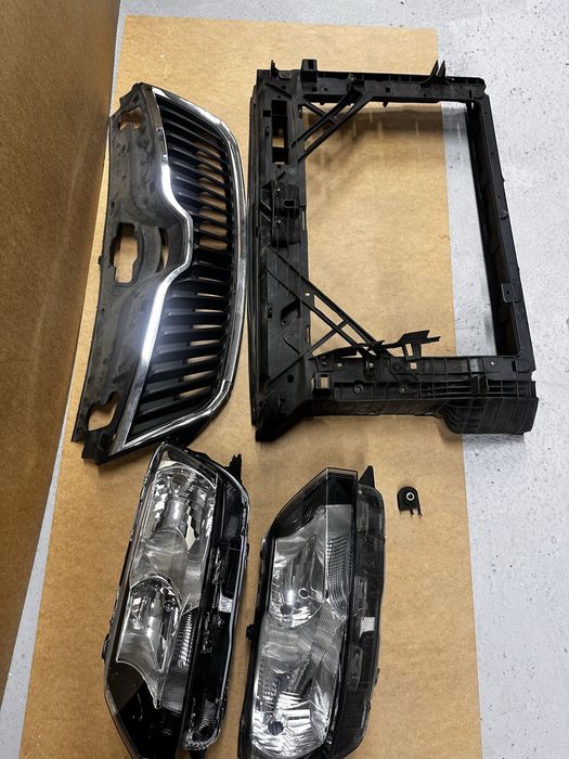 Faruri tragher grilă radiator skoda rapid