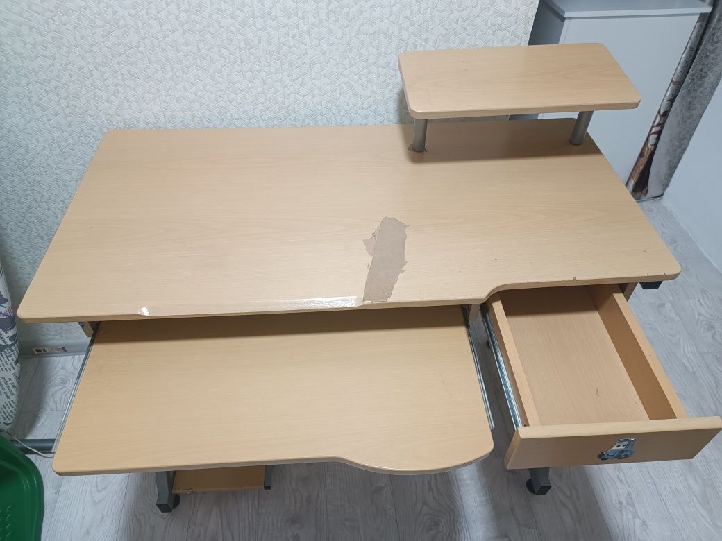 Продам компьютерный стол