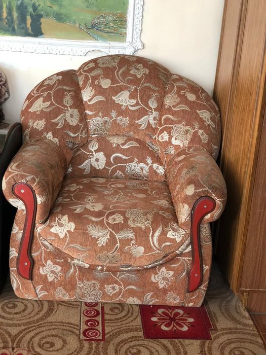 Продам диван с двумя креслами