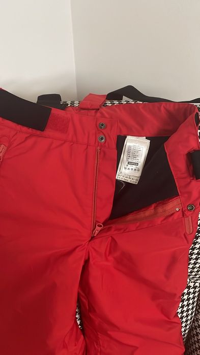 Vând Geaca și pantaloni de ski 10-12 ani