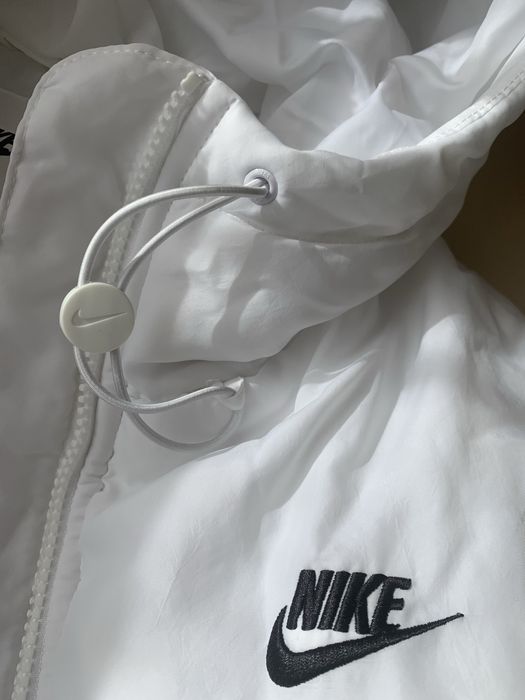 Бяло дълго яке Nike