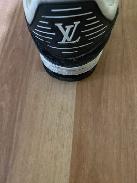 vânzarea unor adidași.