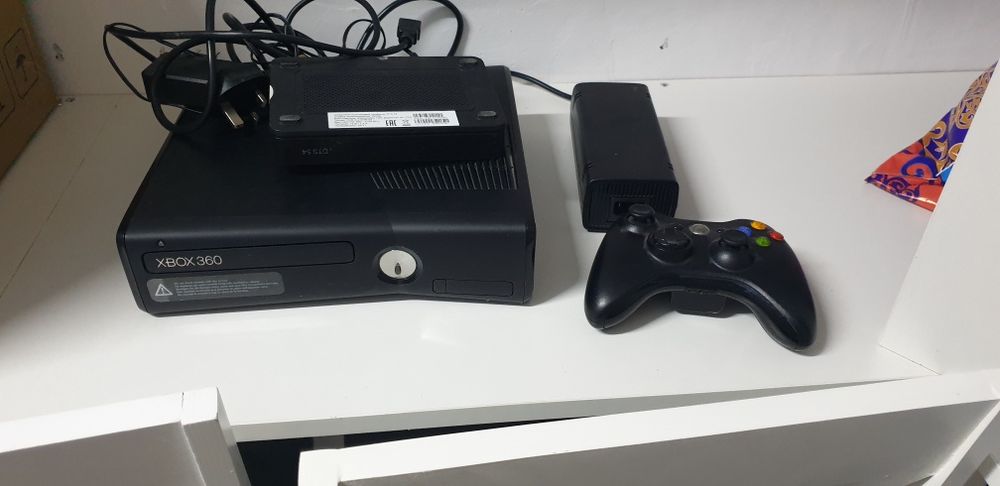 Xbox 360 в идеальном состаяни диски с играми в подарок можем торговать