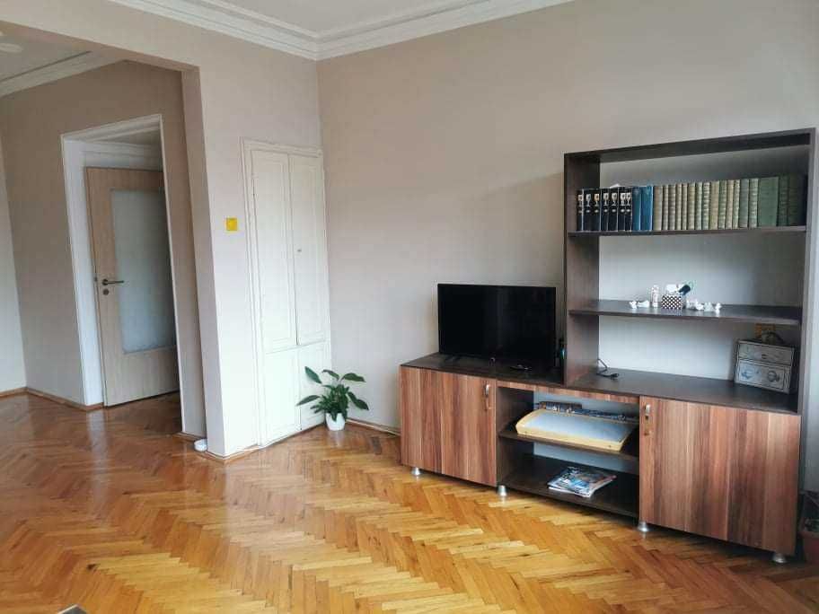 Дава се под наем Тристаен апартамент в Варна, Център - 85 кв.м за 561 € - Снимка #1